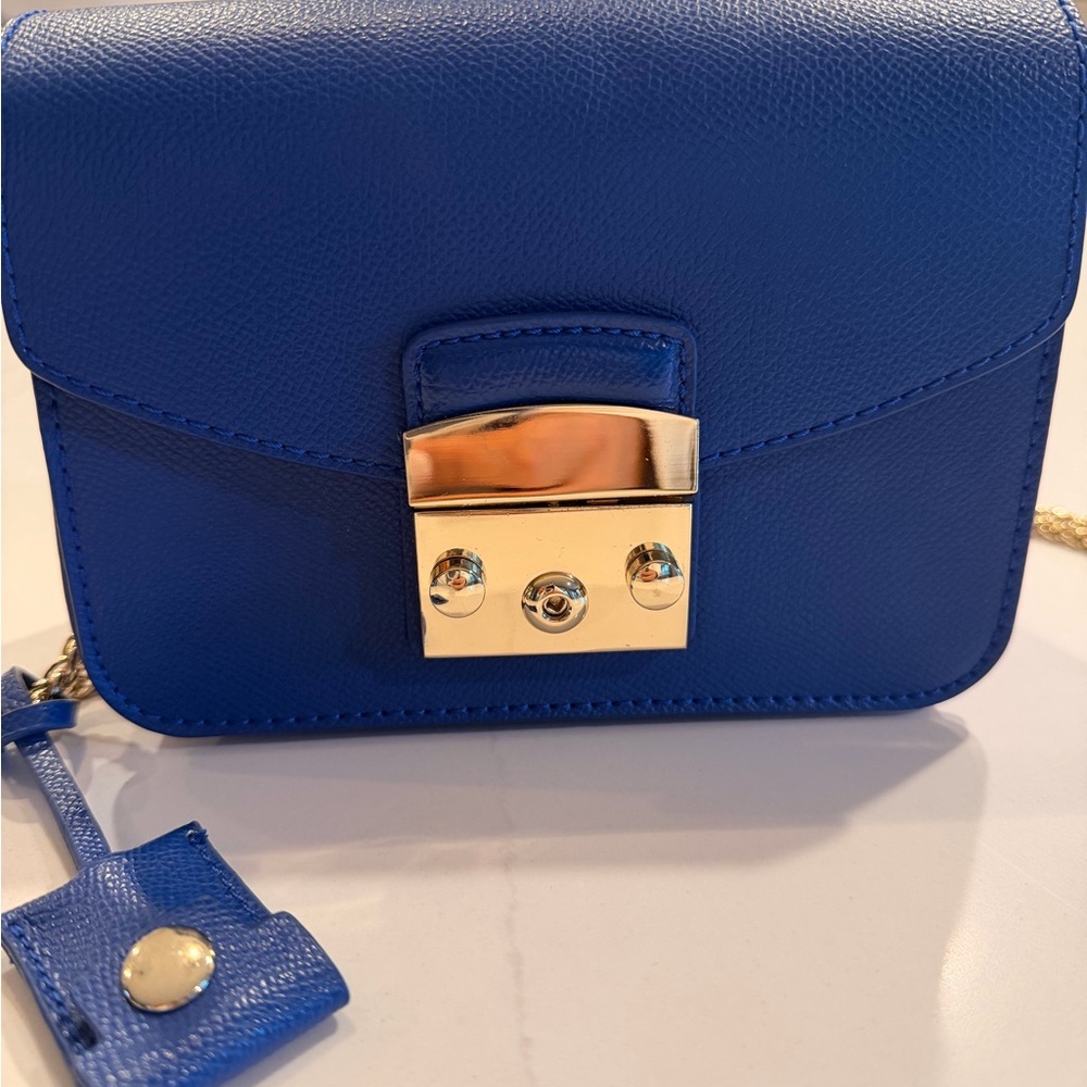 La Cattura Blue Leather Crossbody Purse – Gold Hardware – Excellent Condition